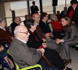 La Princesa de Asturias departió con un gran número de residentes del Centro